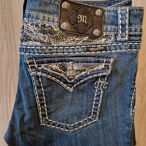 Tøffe Miss Me jeans med flotte detaljer str. 32