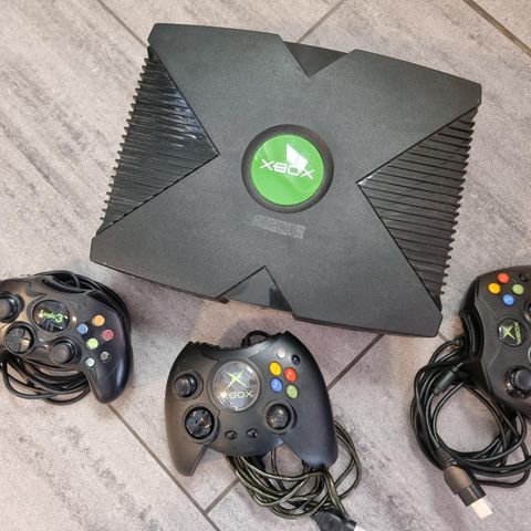 Spillkonsoller Xbox original (3 gamepads inkludert)