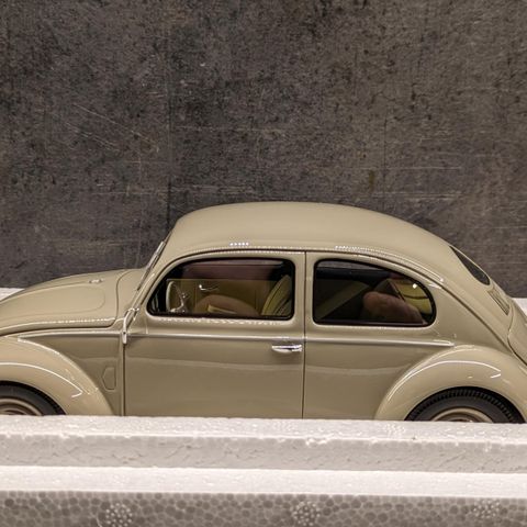 Volkswagen VW Brezelkäfer - Beige lakkert 1953 modell Schuco skala 1:18