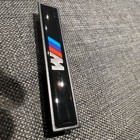 BMW E36 M M3 Emblem venstre side støtlist
