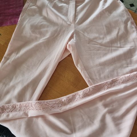 Nydelig dress bukse i lys rosa med flotte detaljer str.m