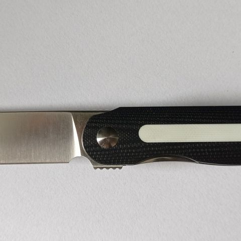 Kizer Latt Vind foldekniv svart/hvit kniv / foldekniv