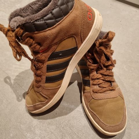 Adidas sko str 33