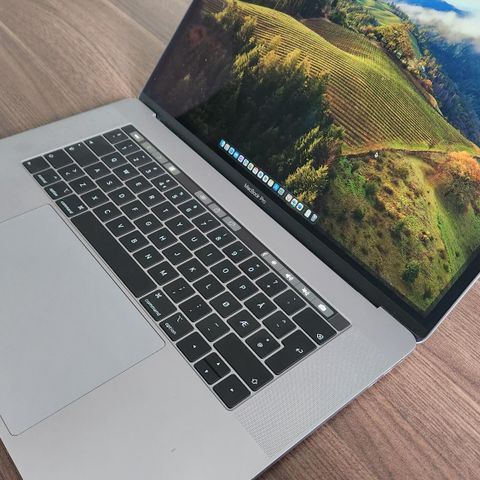 Macbook pro 15" Space Gray Touch bar i7