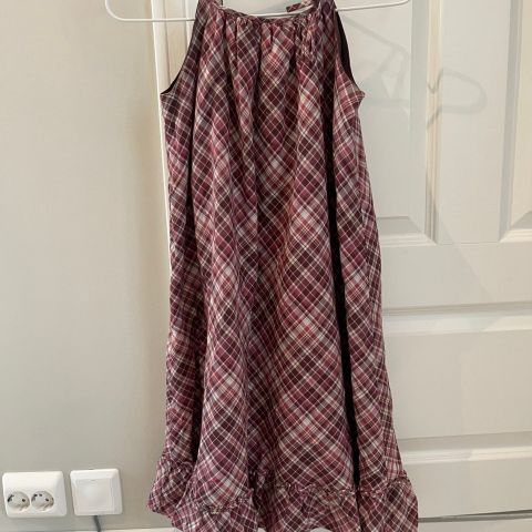 Nydelig kjole med stropper fra okaidi til jente str 134 / 140