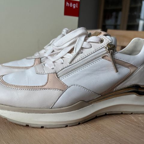 Hvite sneakers fra högl