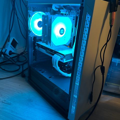 Pc med Ryzen 7 2700x og Rx 5700 xt