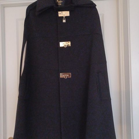 Flott designer cape i str 38/40