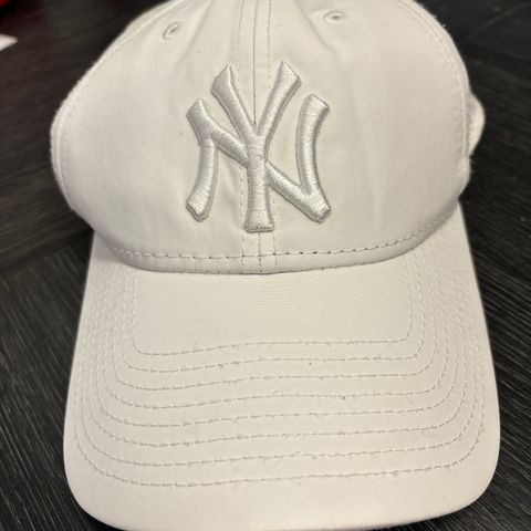 Hvit Era Cap 70 kr