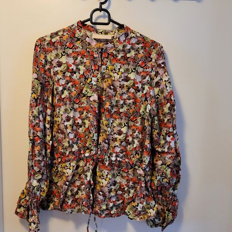 Bluse fra Karen by Simonsen str.36.