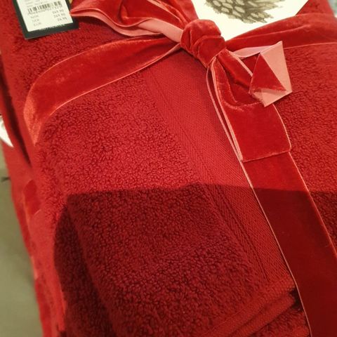 Røde håndklær 70x140 +3 kluter 30x30