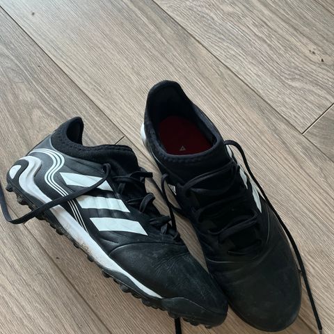 Adidas fotballsko str 40