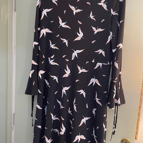 Wallis, England, sort kjole med fugler - krøller ikke passer 40/42- Wallis