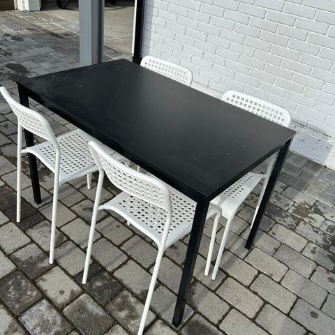 IKEA spisebord og stoler