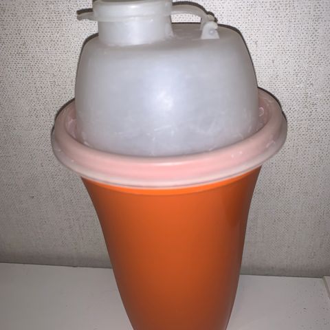 Tupperware Quick Shaker 1/2 liter. ser ubrukt ut...som ny.... Retro...