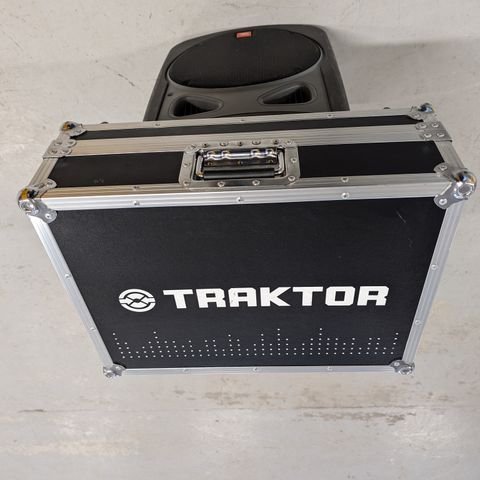 DJ Controller Traktor S4 med Flight Case