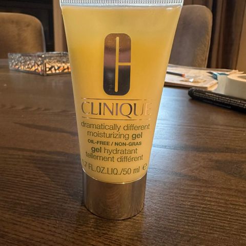 Clinique  Dramatically Different Moisturizing Gel