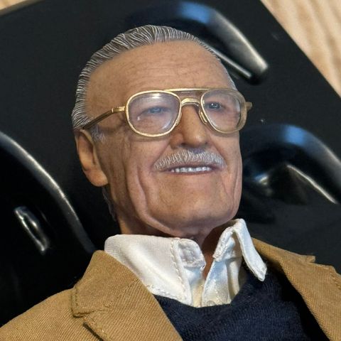 1/6 Stan Lee figur