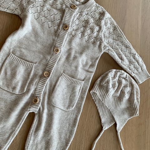 Babydress i strikket utseende med matchende lue selges!
