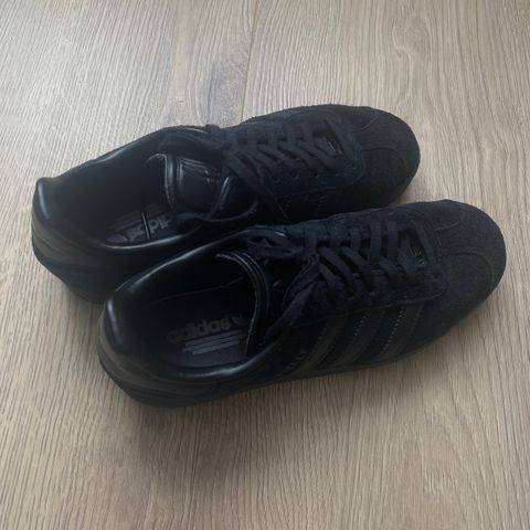 Gazelle Adidas svart i str 36 2/3