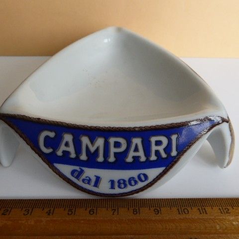 Gammelt askebeger i porselen m. reklame for Campari