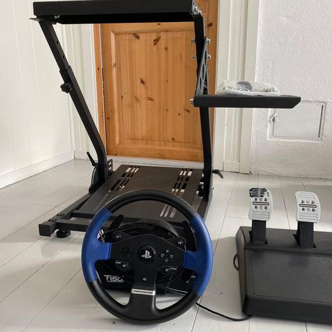 Thrustmaster T150 Ratt og pedaler