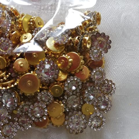 105 rhinestone knapper/sy pynt, mixstørrelser