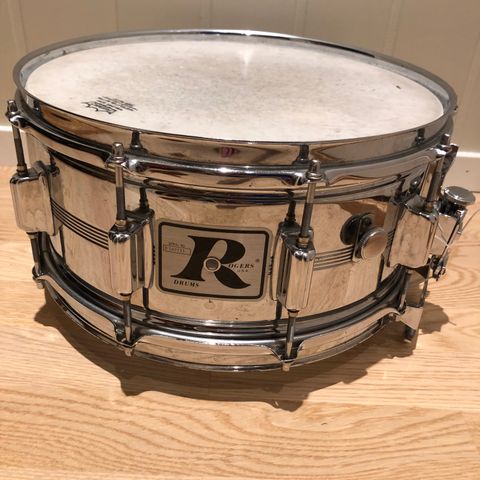 Rogers Dyna-sonic 14x6,5 med hardcase og ekstra seide