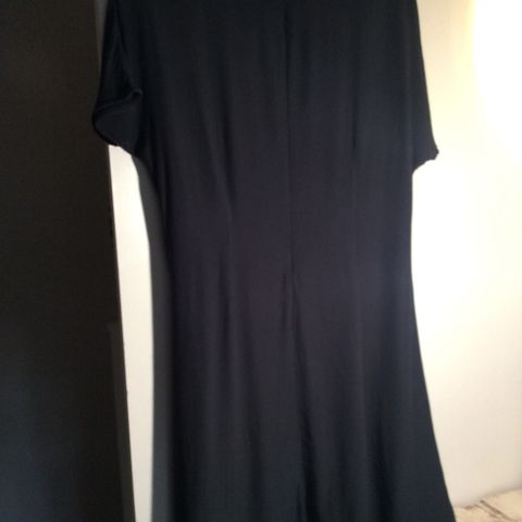 Behagelig mørkeblå kjole .Str. L (42-44). Kr.  150
