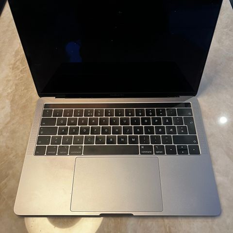 MacBook Pro 13” 256 GB 2020 (ladesyklus 477)