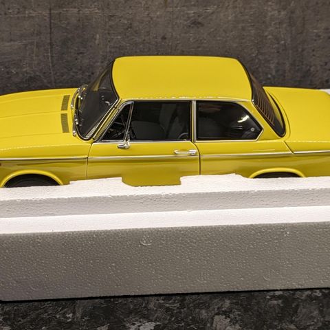 BMW 2002 tii - 1972 modell - gul lakk - Kyosho - skala 1:18