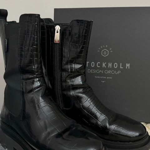 Dritkule boots fra Stockholm design group black croco