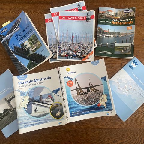 Pilotbøker og sjøkart over Holland selges rimelig