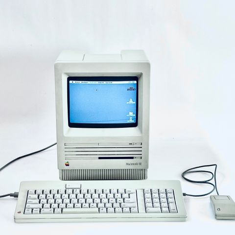 Vintage Apple Macintosh SE + Scanner