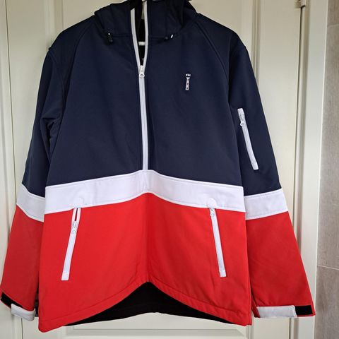 Softshell jakke/Anorakk fra Brandsdal i rødt, hvitt og blått