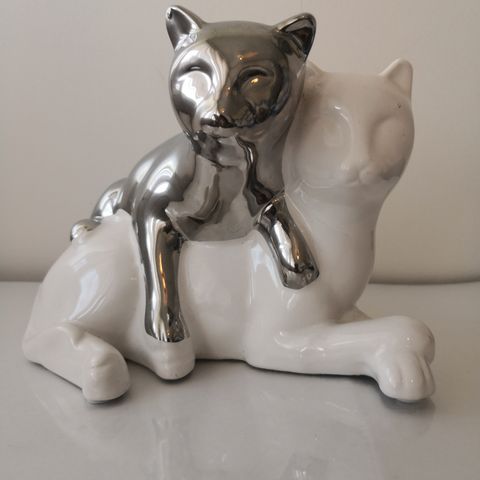 Keramikk statue 2 katter.