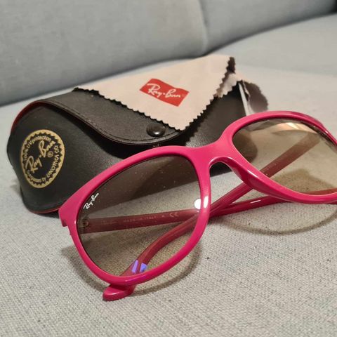 Nesten ubrukte rosa Ray Bans