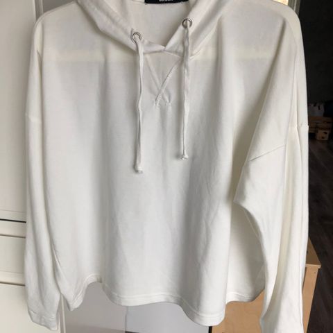 Kort oversized offwhite hettegenser med snøring i str. M fra Bik Bok