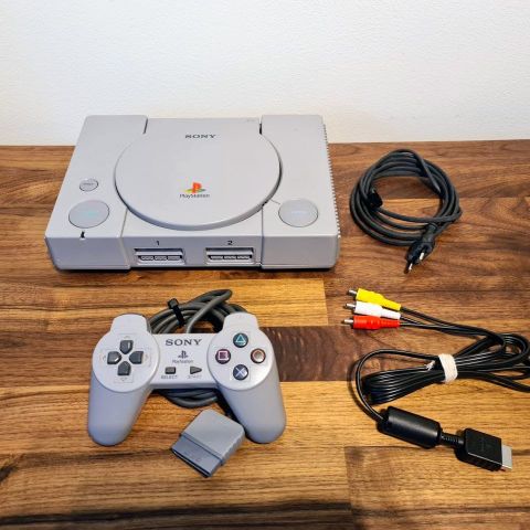 Playstation 1 [RCA] med kabler og kontroller, Mulig å kjøpe spill & tilbehør