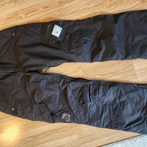 Burton snowboardbukse, brukt bare èn gang. Str L / XL.