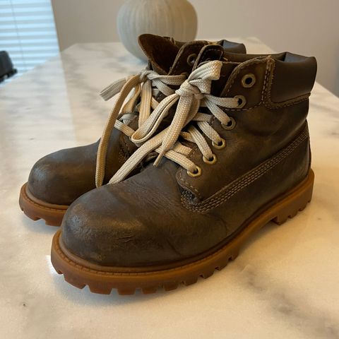 Timberland skinnsko. Str 30. Mørk brun.