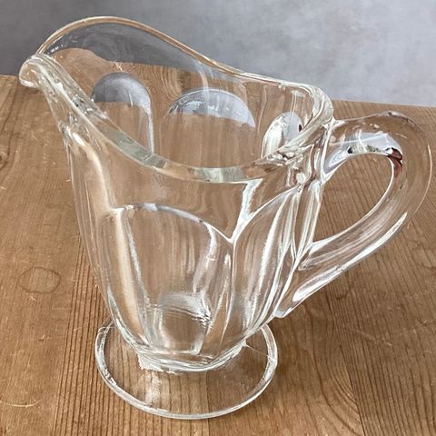 1 MEGET flott mugge, klart glass. H. 10 cm og 8,75 cm, L. 11 cm,  B..7 cm, 215 g