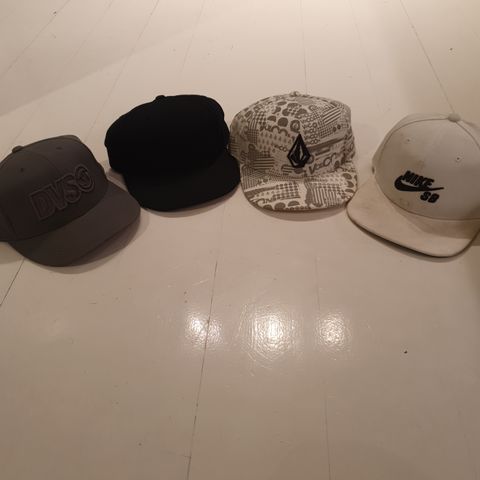 3 capser. 2 stkVolcom og DVSO. Ny pris