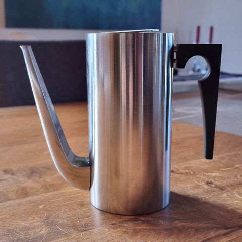 Designikon fra Arne Jacobsen: Stelton kaffekanne i stål (Cyndia Line) selges