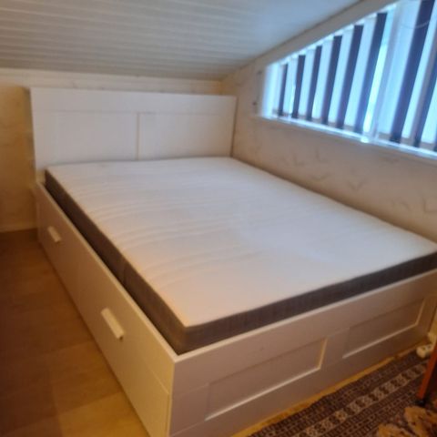 Dobbeltseng, IKEA Brimnes med sengegavel og Høvåg madrass