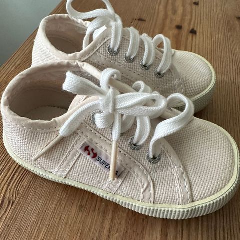 Ubrukte barnesko fra Superga str. 22