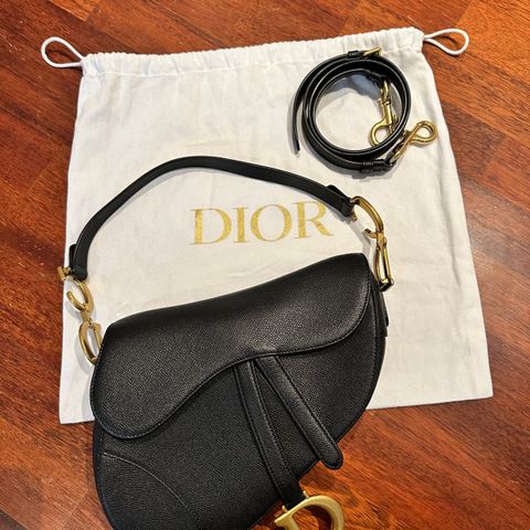 Dior Saddle Medium Calfskin i sort