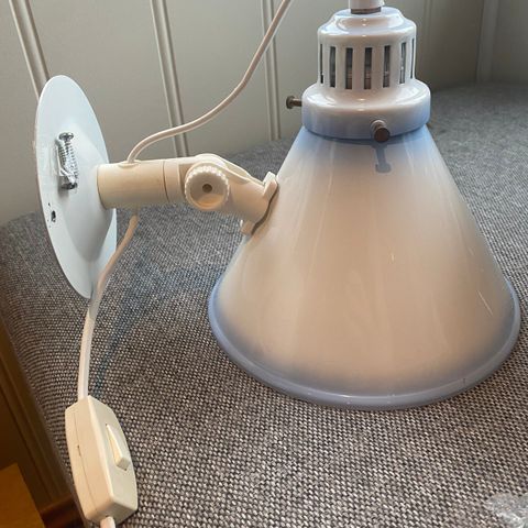 Retro - Emaljert vegglampe