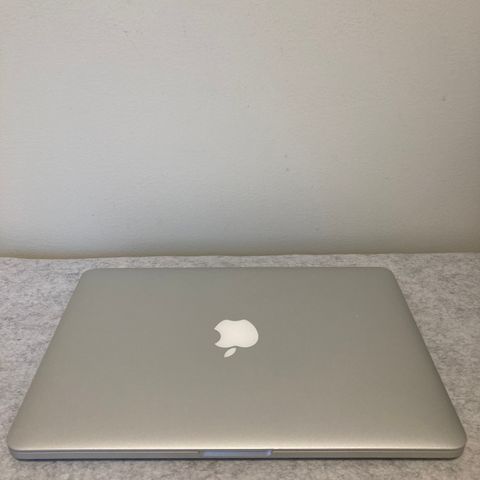 Apple MacBook Pro Retina (2013) og USB drive selges