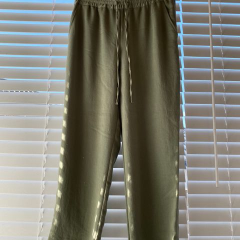 Pene og behagelige grønne bukser (H&M)